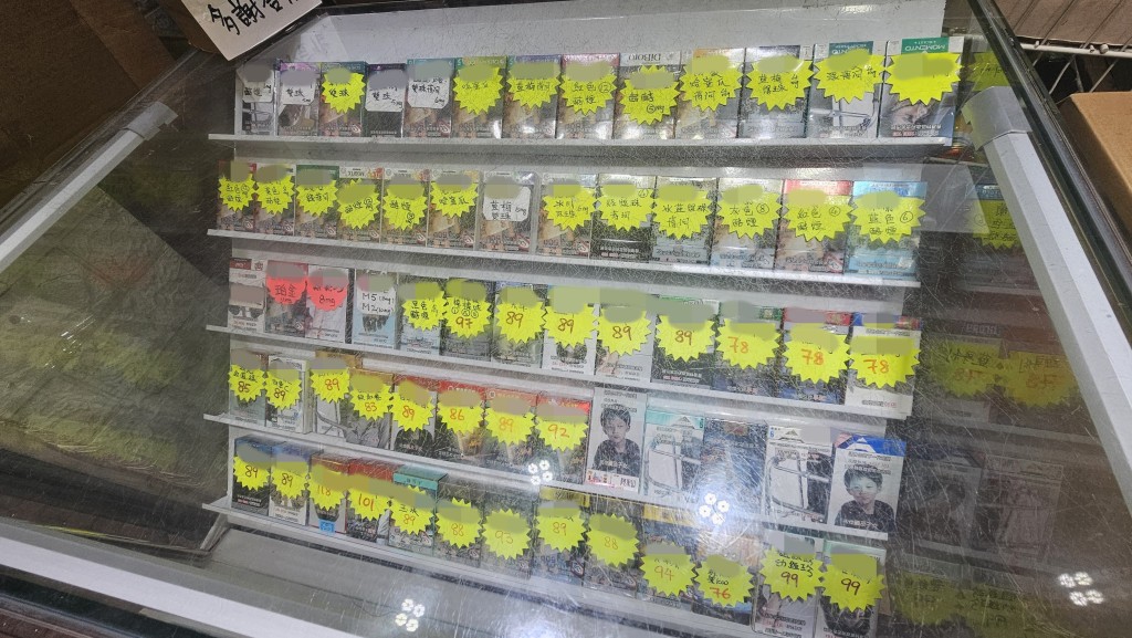 執法行動前—深水埗士多：玻璃飾櫃張貼介紹各款「白牌煙」口味的字條，每包煙售40至42元。