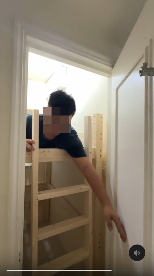 完工後,師傅親自試睡並示範如何開門。Threads截圖 完工後,師傅親自試睡並示範如何開門。Threads截圖