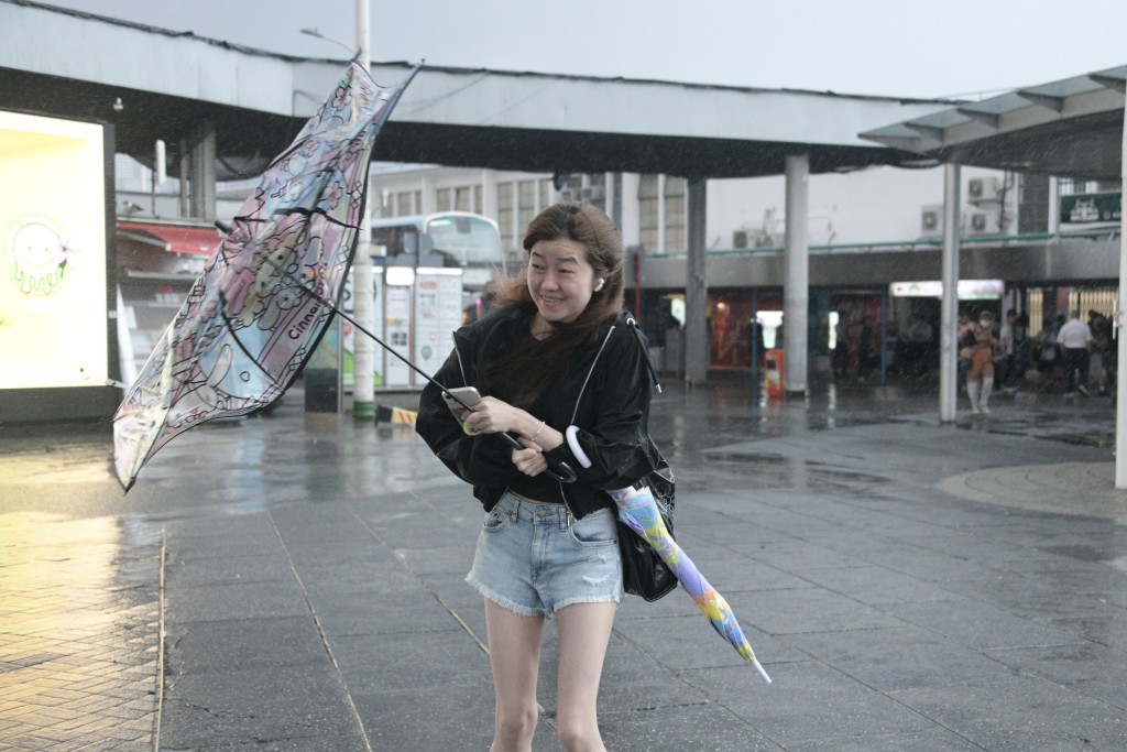 受廣闊低壓槽影響本港今日天氣不穩定。