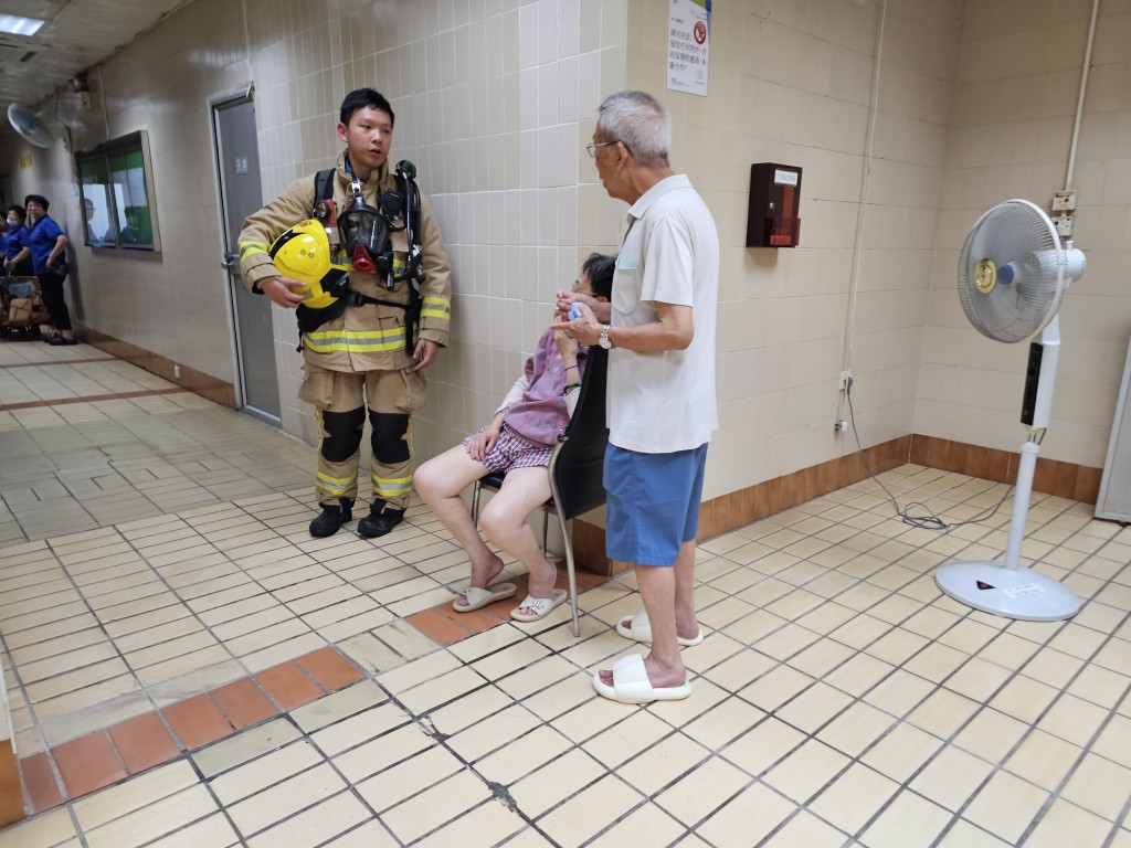 消防協助行動不便長者疏散。