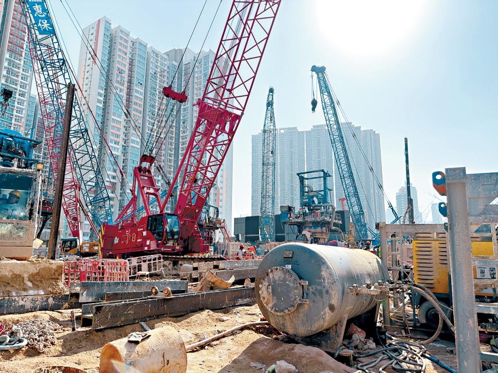 啟德德高道一個地盤吊運水缸時發生意外。