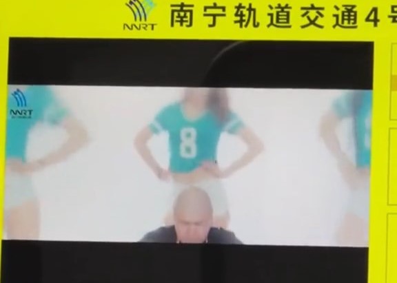 片中有穿熱褲女子跳舞畫面。抖音@打卡南寧