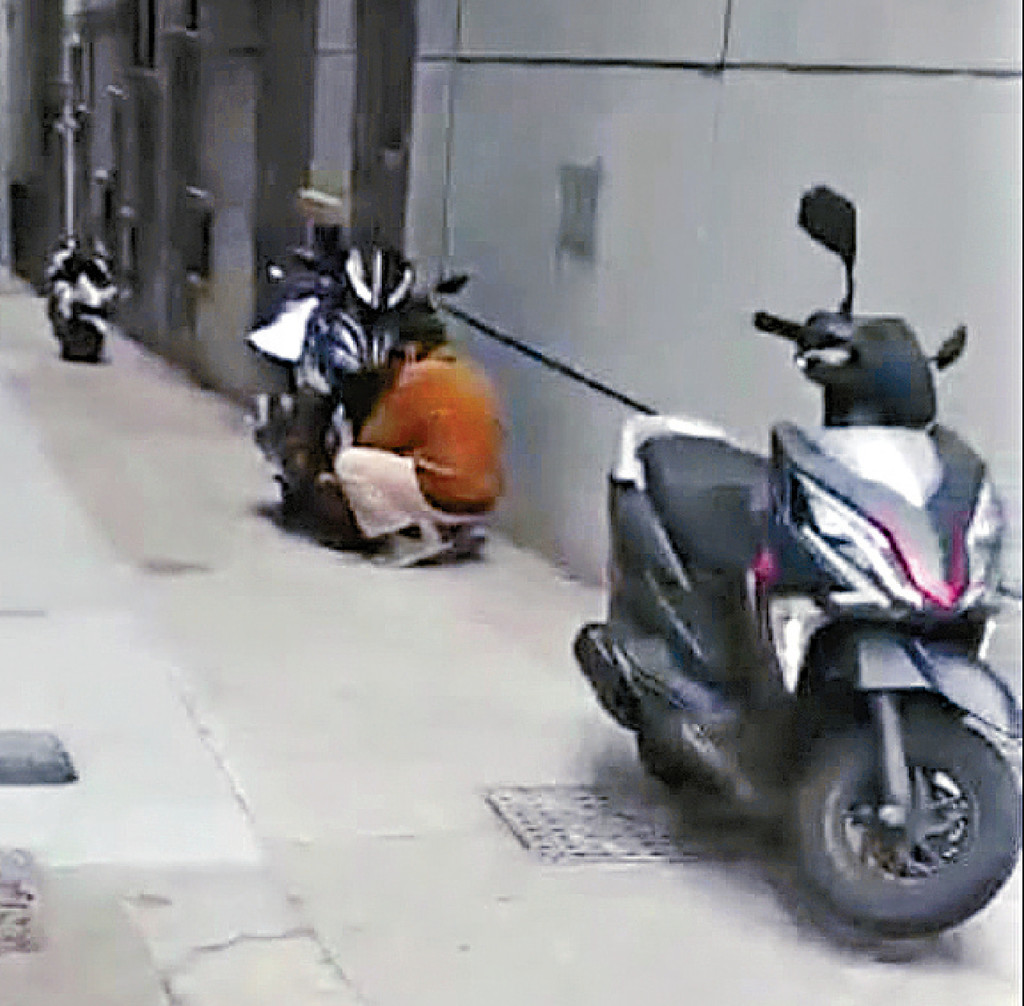 ■有車主拆走車牌和行車證。 ■有車主拆走車牌和行車證。