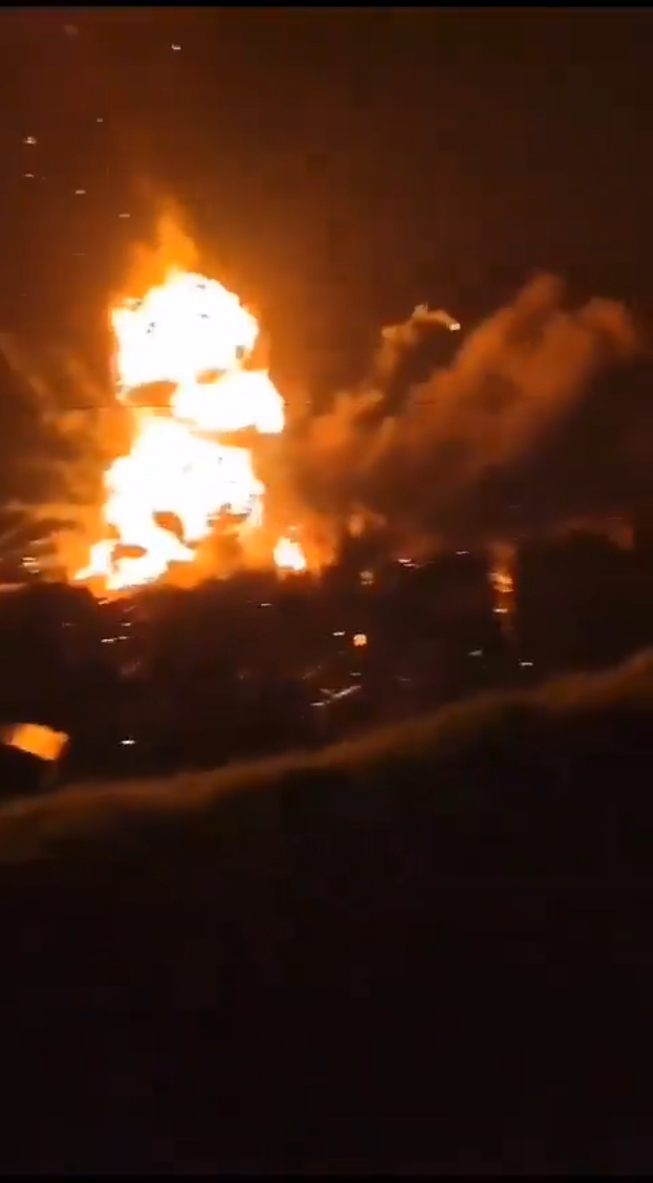 网传影片显示「新切尔卡斯克号」 （Novocherkassk）爆炸的一刻。X