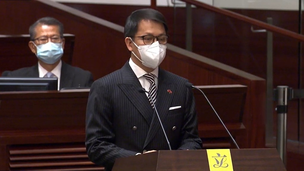 陳克勤在宣誓時未有按照要求舉起右手。NOW新聞截圖