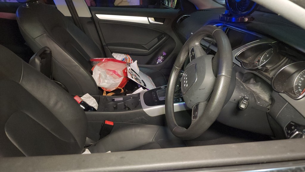 警員在車上兩人身上檢獲依托咪酯。 警員在車上兩人身上檢獲依托咪酯。