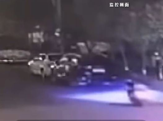民警私家車違泊，有鐵騎士收掣不及撞上後死亡。網圖