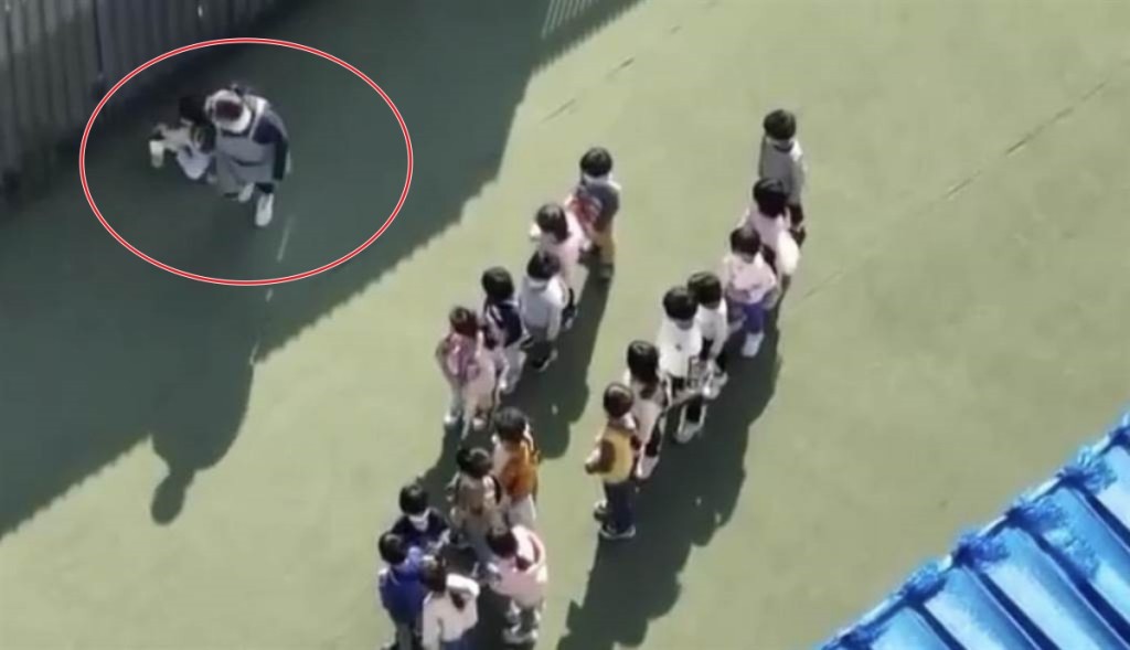 教保員對孩童施暴(左上角)。網圖