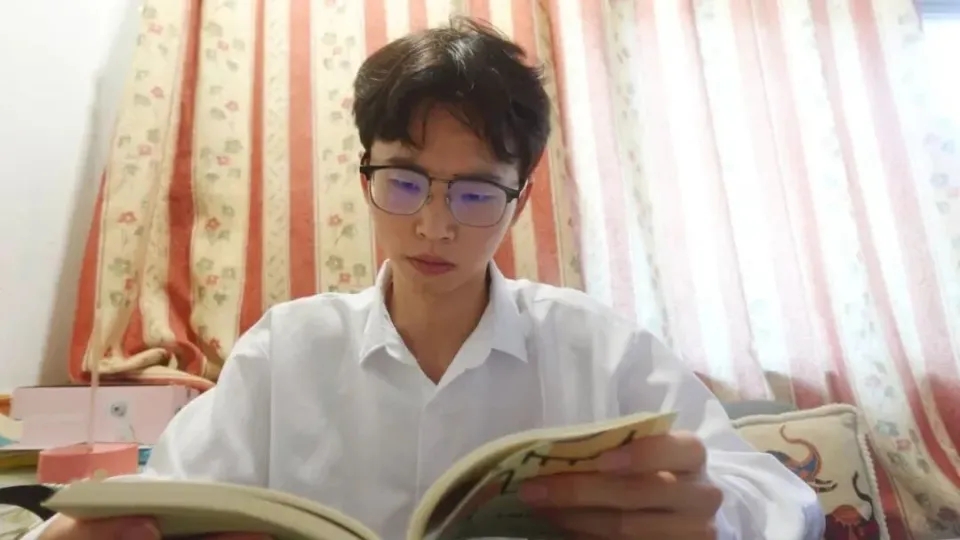 董帥范在家學習。