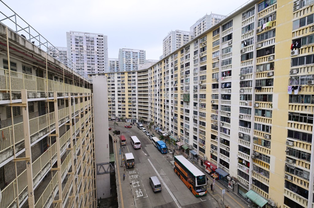 團結基金預計，未來10年逾23萬公屋單位將屆50年樓齡。圖為華富邨
