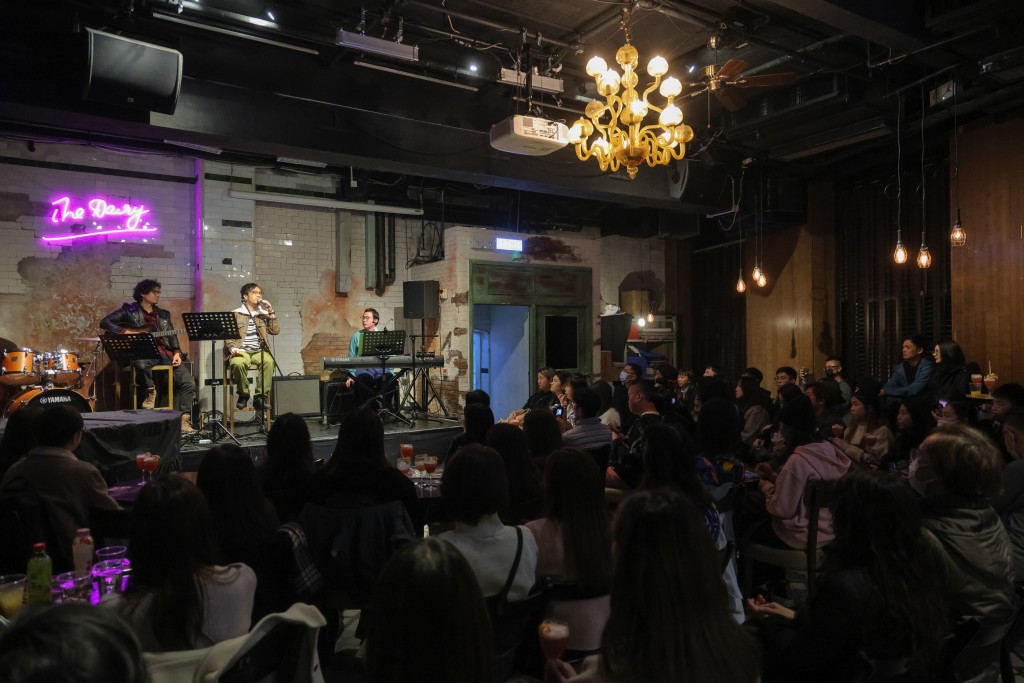 SoulJase首度向乐迷宣布加盟新唱片公司“Redholic”的重大消息。