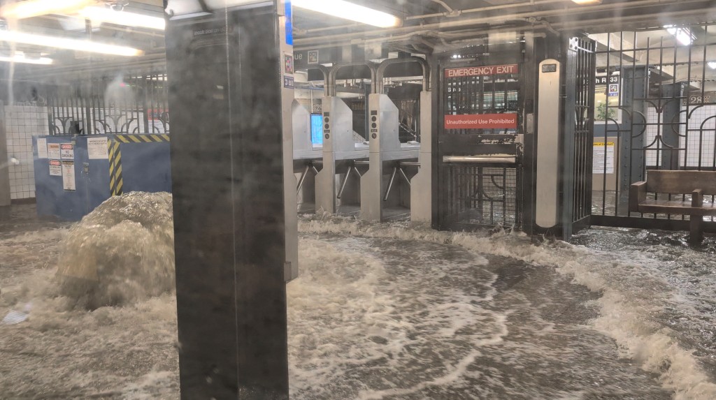 紐約地鐵雨水倒灌出「噴泉」。 路透社