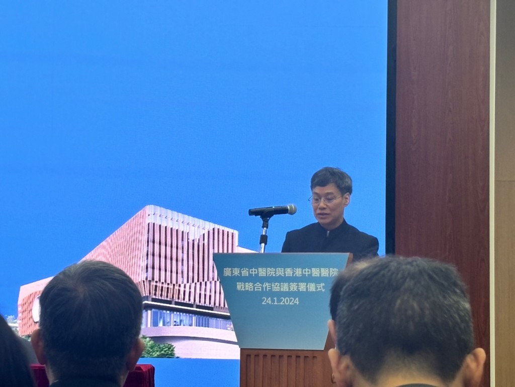 張忠德指，香港是中藥文化走向世界的「中藥平台」，也是中藥國際化的橋頭堡。脫芷晴攝