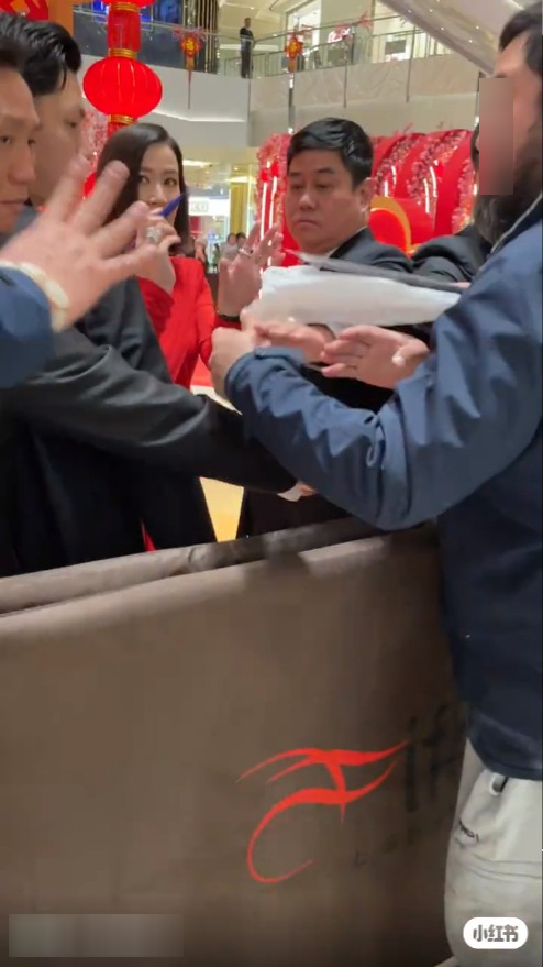 片中可見佘詩曼正想接過簽名筆。