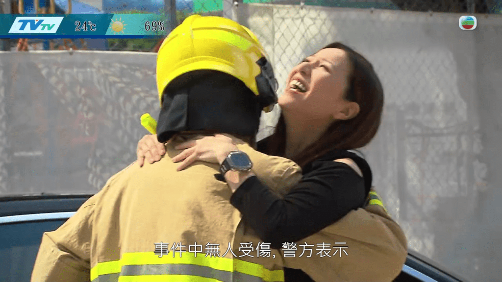 当被救出后，滕丽名神还原在今年9月黑雨袭港期间，有女子被困私家车车厢而被消防员救出时爆笑的画面。