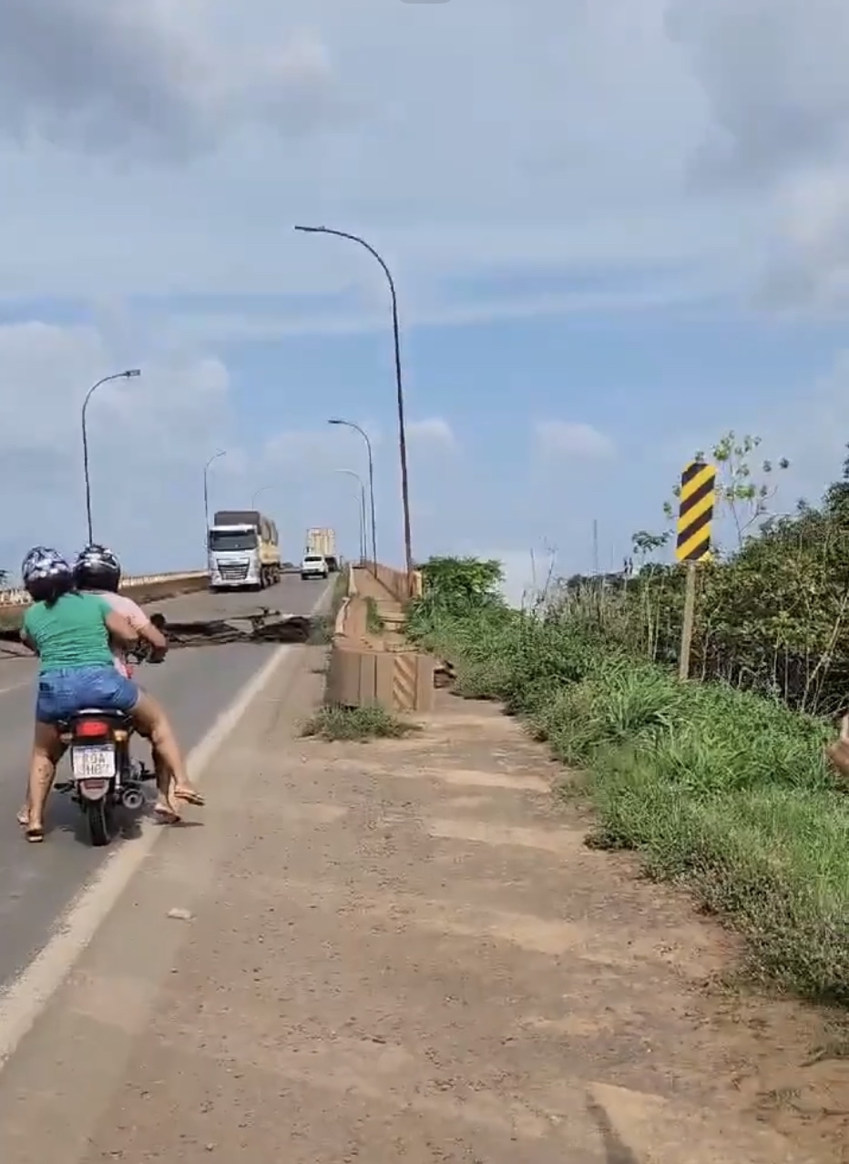 對頭大貨車有可能已隨橋面墮河。 X