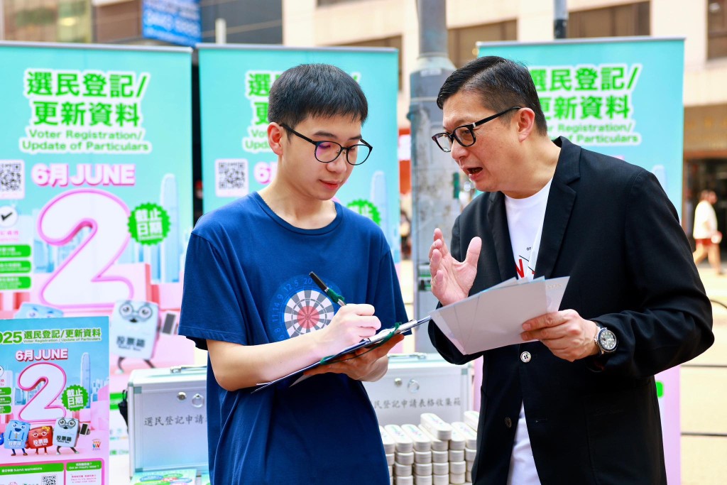 他又希望巿民跟他一樣做「行動派」,花5分鐘登記做選民。鄧炳強FB圖片 他又希望巿民跟他一樣做「行動派」,花5分鐘登記做選民。鄧炳強FB圖片