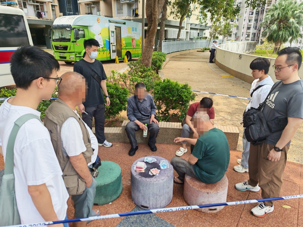 警方拘捕4名男女,年龄介乎59至82岁。警方提供 警方拘捕4名男女,年龄介乎59至82岁。警方提供