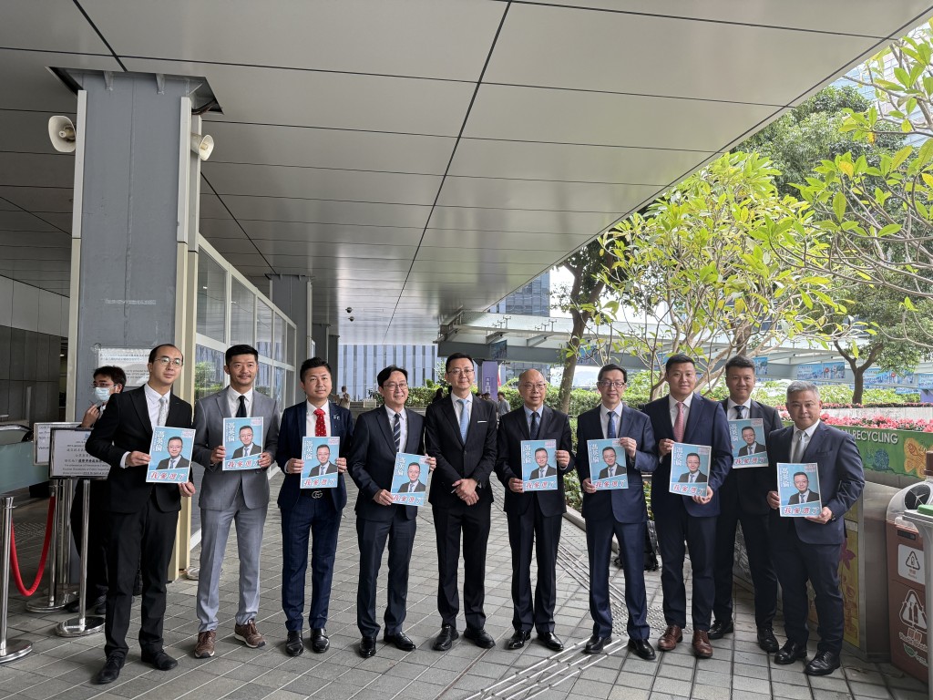 馮英倫報名參選,表示希望可以支持政府施政。 馮英倫報名參選,表示希望可以支持政府施政。