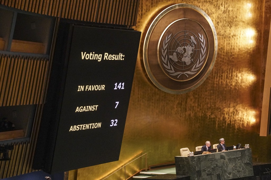 聯合國大會以141票支持、7票反對、23票棄權通過決議案，要求俄羅斯立即撤出烏克蘭。AP
