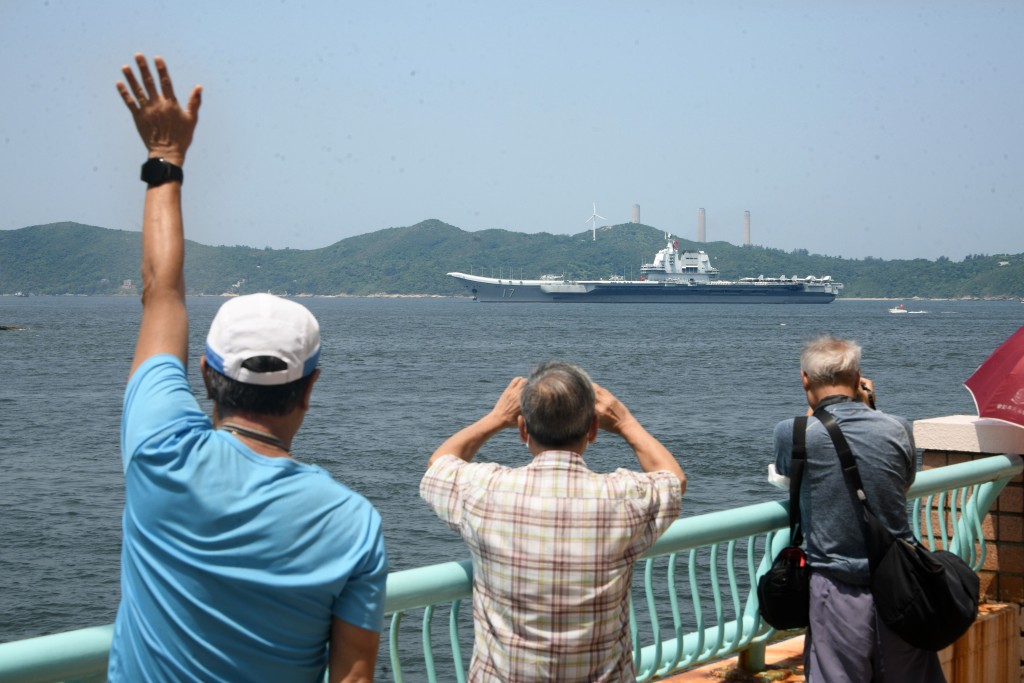 山東艦途經之處,巿民夾道歡迎。 山東艦途經之處,巿民夾道歡迎。