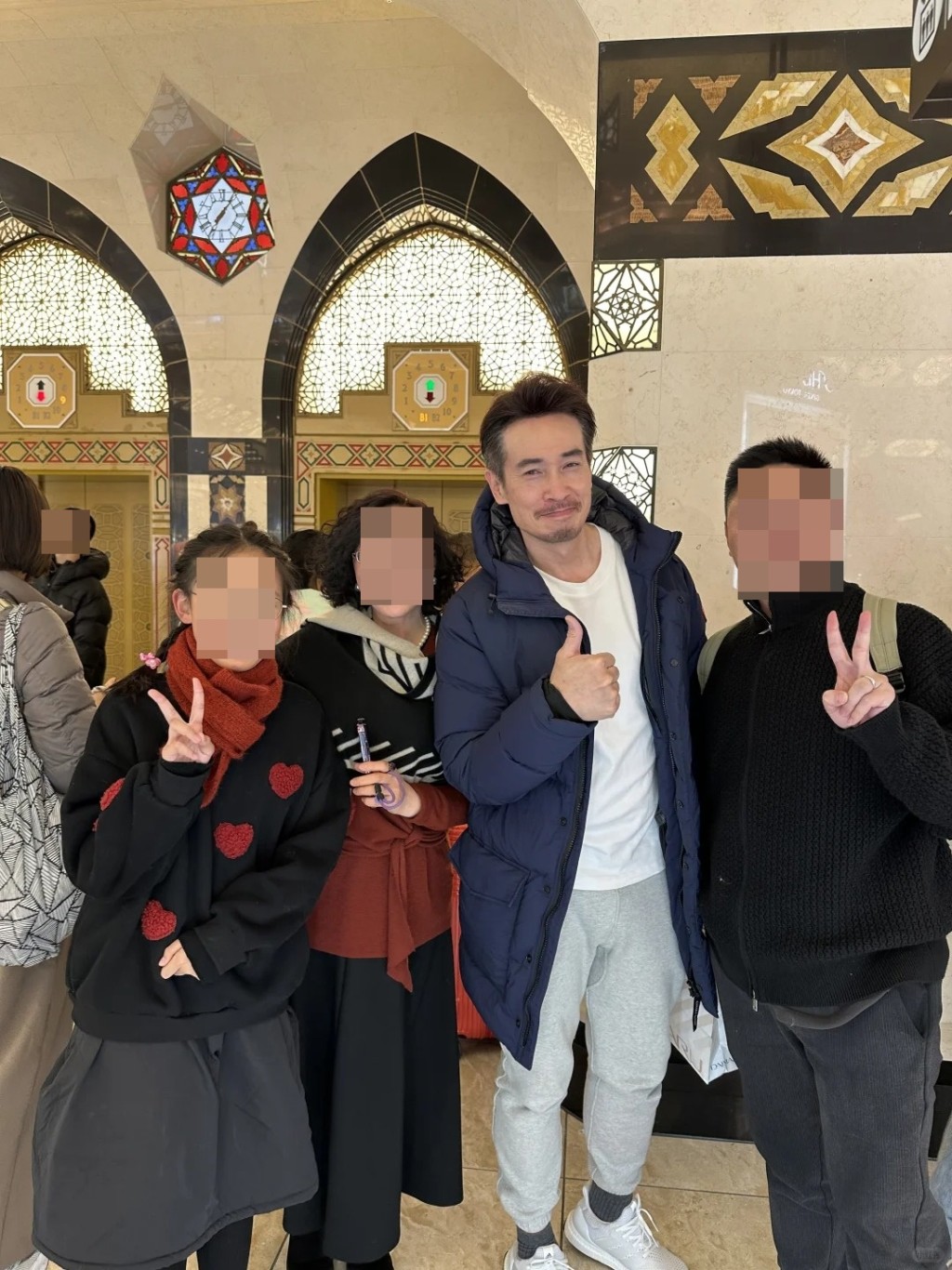 近日陳豪難得有假期，就被發現與老婆到日本旅遊，經常被認出要求合照。