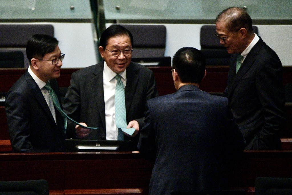 不少男議員都戴上綠色領帶。盧江球攝