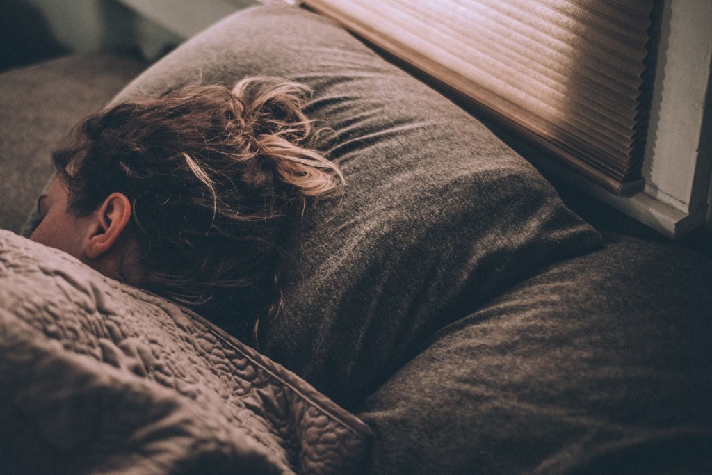 专家指在冬天裸睡有助于降低体温，让身体发出进入睡眠状态的讯号，促使人们进入深度睡眠。 unsplash