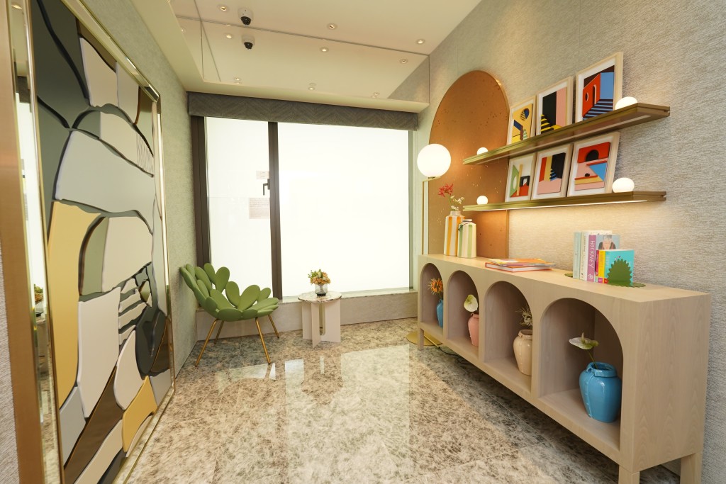 設計師將與客廳相連的睡房改為書房/兒童玩樂房，空間靈活多變。
