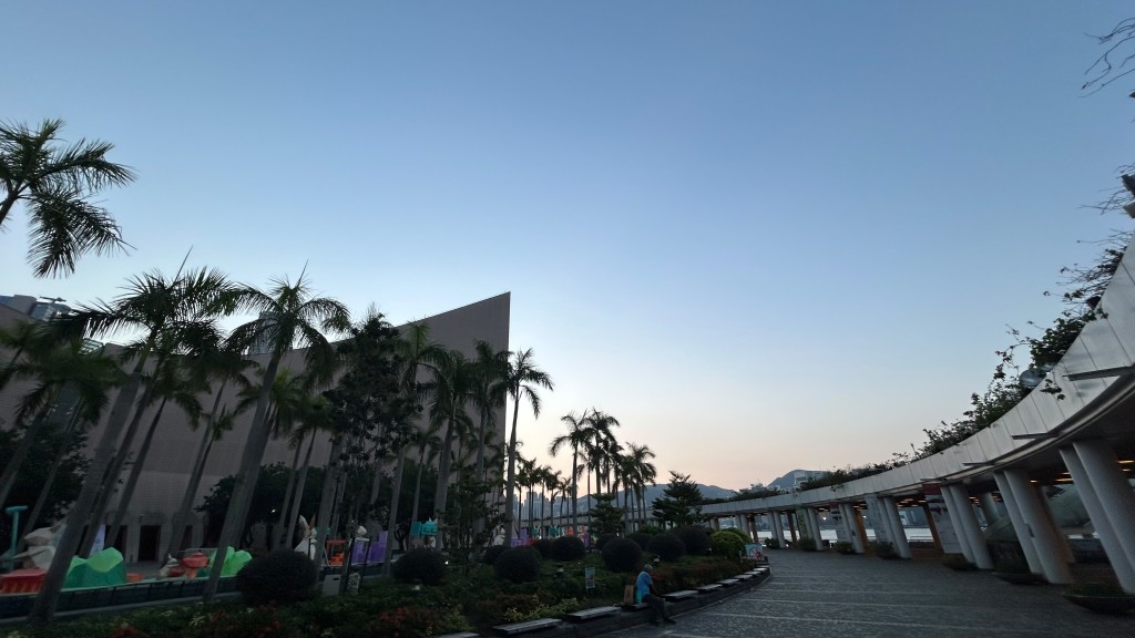 日間乾燥及炎熱,市區最高氣溫約32度,新界再高一兩度。蔡楚輝攝 日間乾燥及炎熱,市區最高氣溫約32度,新界再高一兩度。蔡楚輝攝