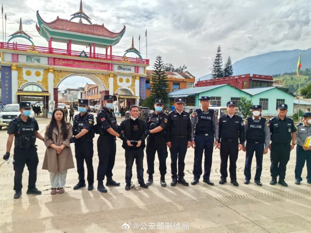 明氏家族成員被押回中國時情景。