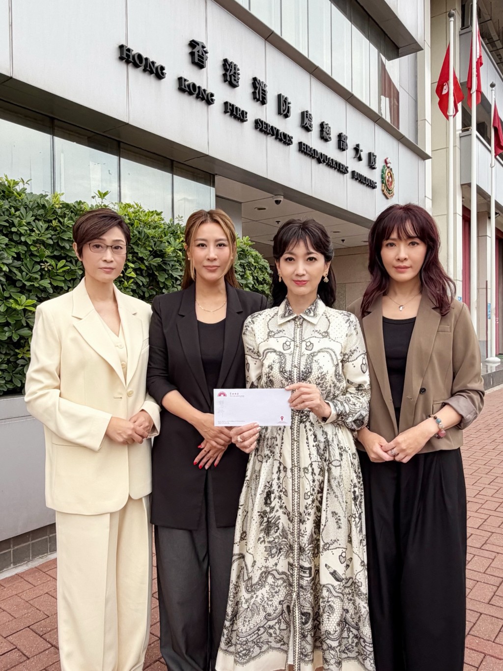 慧妍雅集前會長趙雅芝（右二）捐出50萬元、慧妍雅集信託委員會主席曹敏莉（右三）捐出10萬元，及慧妍雅集信託委員會委員陳法蓉（左）亦捐出10萬元。