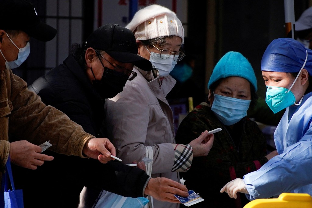 新冠病毒於2019年12月在中國武漢被發現。 路透