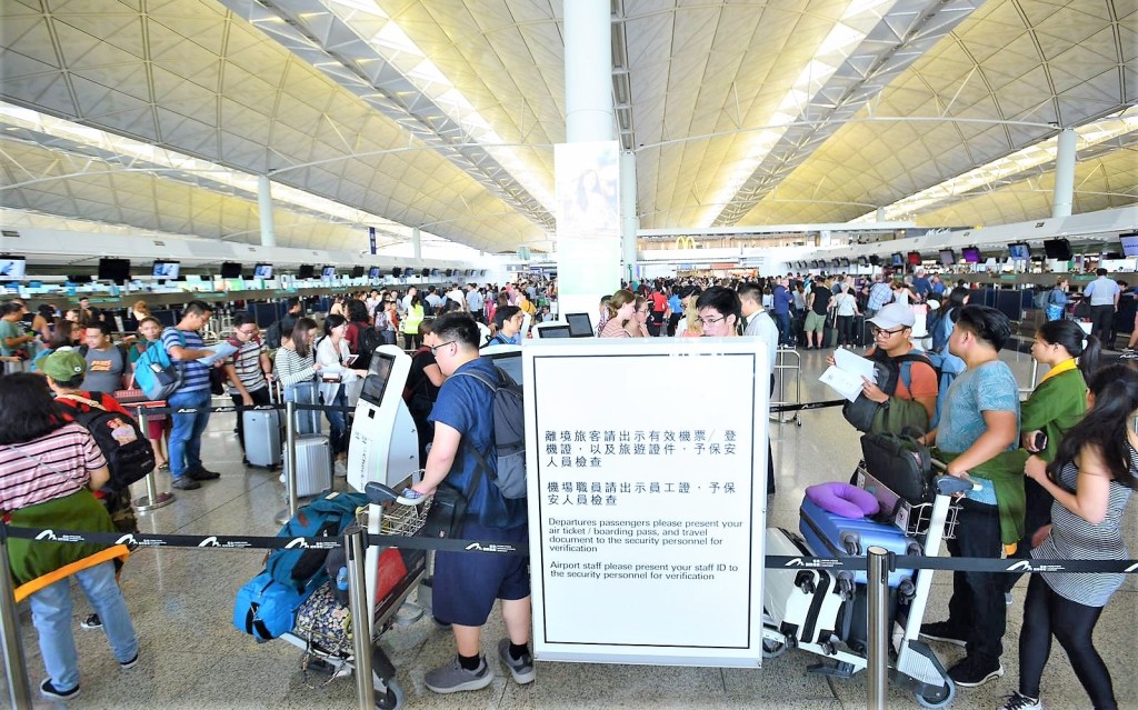 機場陸續恢復航班升降,但全日仍有200多班機取消。