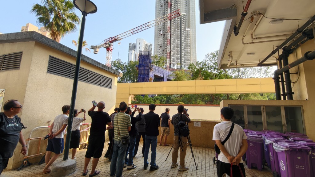 多名街坊圍觀。黃文威攝