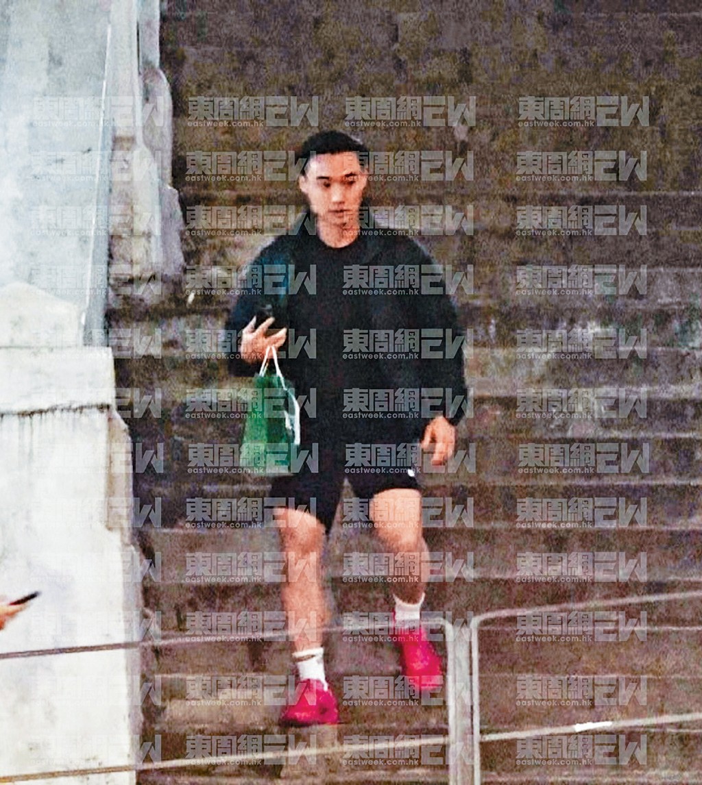 《東周刊》獨家直擊到Elvis結束訓練後返回女友阿Sa的豪宅，至深夜仍未見離開。