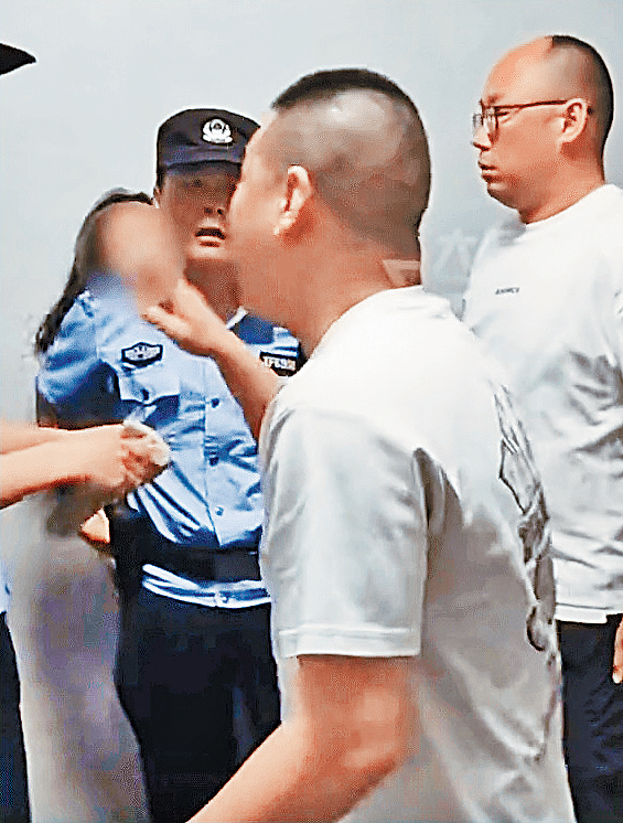 非法代孕機構的職員圍攻女記者，與警對峙。