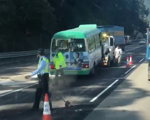 大埔吐露港公路有貨車與小巴及旅遊巴相撞。網民賴慶庭圖片