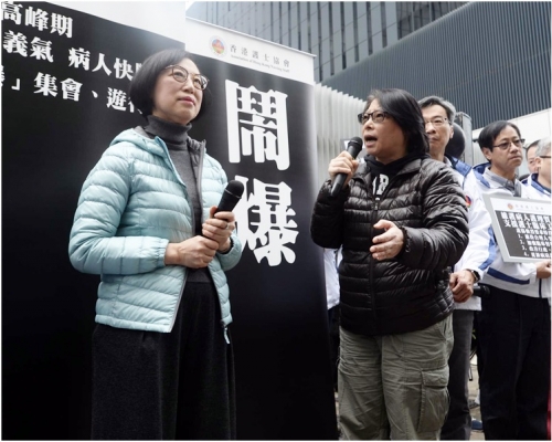 陳肇始（左）親自接收請願信，並澄清「捱義氣」言論。
