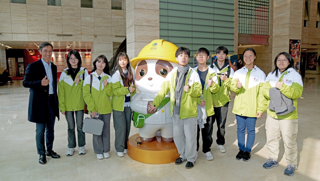 交流團到訪多個未有對外開放的國家電網四川公司重點設施,順道與吉祥物「電啵啵」打卡。 交流團到訪多個未有對外開放的國家電網四川公司重點設施,順道與吉祥物「電啵啵」打卡。