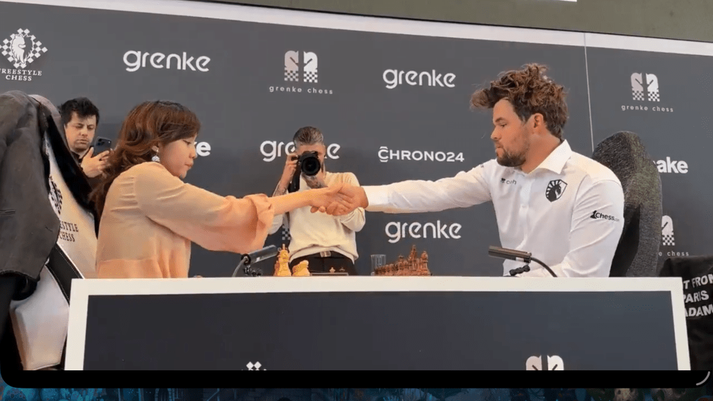 两人再次握手。 X@ChessBaseIndia 两人再次握手。 X@ChessBaseIndia