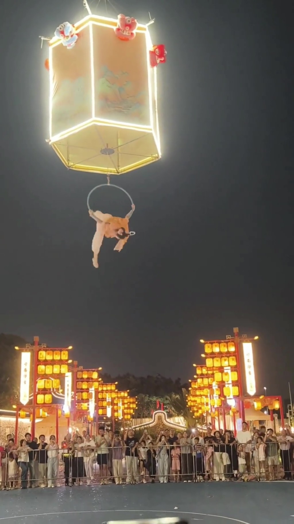  廣州嶺南印象園，一名女演員正在進行高空雜技表演。