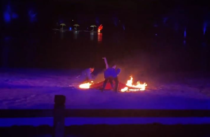 女舞者全身着火，狂奔跳入河中自救。微博