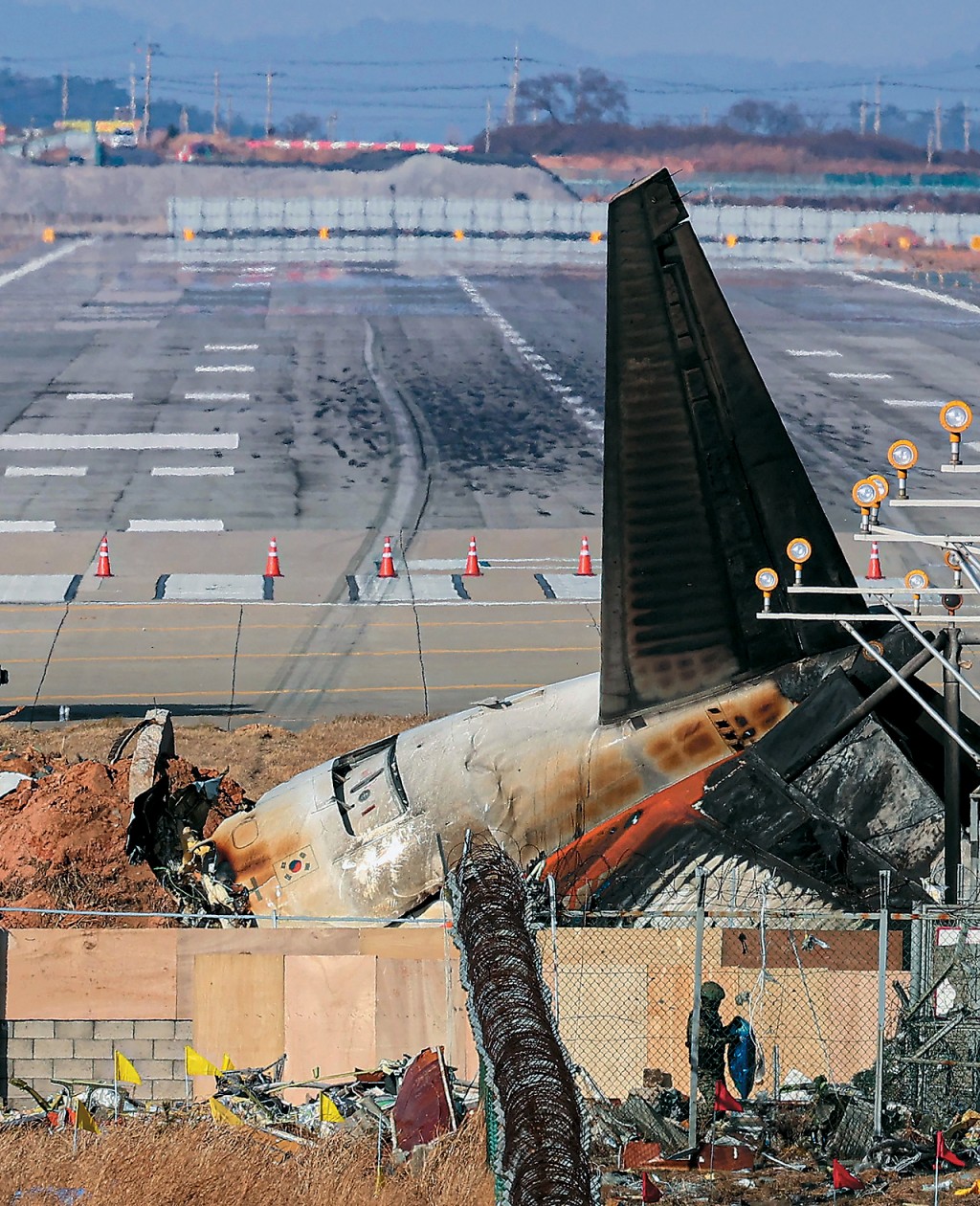 濟州航空失事客機脫離跑道，撞到盡頭的圍牆爆炸起火。專家指跑道盡頭不該有堅硬圍牆，通常機場外圍只有很軟的柵欄，不會造成重大損害。