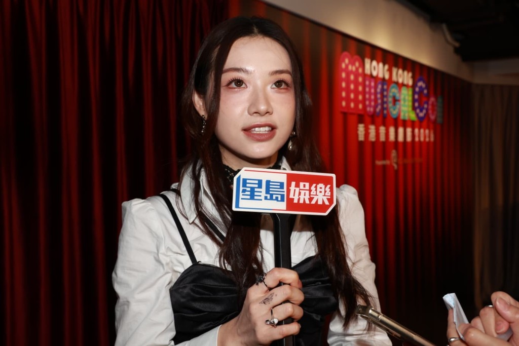 「香港音樂劇節2026」舉行揭幕活動,有份參與音樂劇《愛登氏家庭》的Sinnie現身。 「香港音樂劇節2026」舉行揭幕活動,有份參與音樂劇《愛登氏家庭》的Sinnie現身。