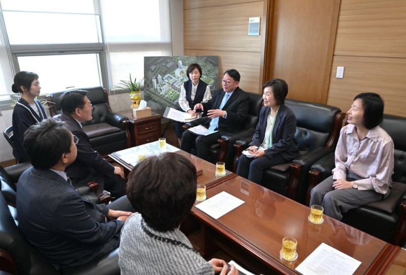 陳國基(右3)、教育局局長蔡若蓮(右2)及代表團早前考察仁川國際大學城,並聽取校方講解校園的發展和規劃。政府新聞處圖片 陳國基(右3)、教育局局長蔡若蓮(右2)及代表團早前考察仁川國際大學城,並聽取校方講解校園的發展和規劃。政府新聞處圖片