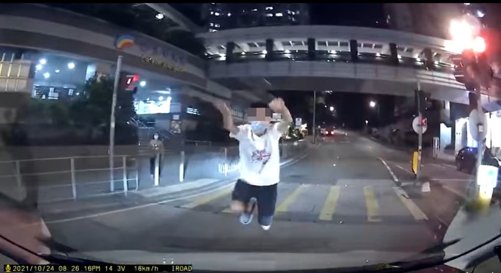 男子突然衝出馬路,並撲向私家車。影片截圖