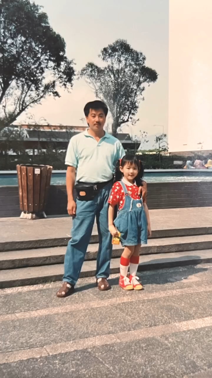 楊洛婷貼上與爸爸生前的合照紀念他。 楊洛婷貼上與爸爸生前的合照紀念他。