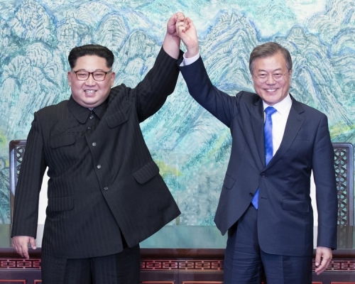 金正恩與文在寅手牽手再一同高舉，顯示兩韓同心。AP