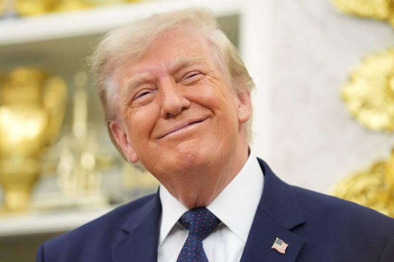特朗普表示，他靠股票以及许多其他类型的资产持有，赚进了数千亿美元。美联社